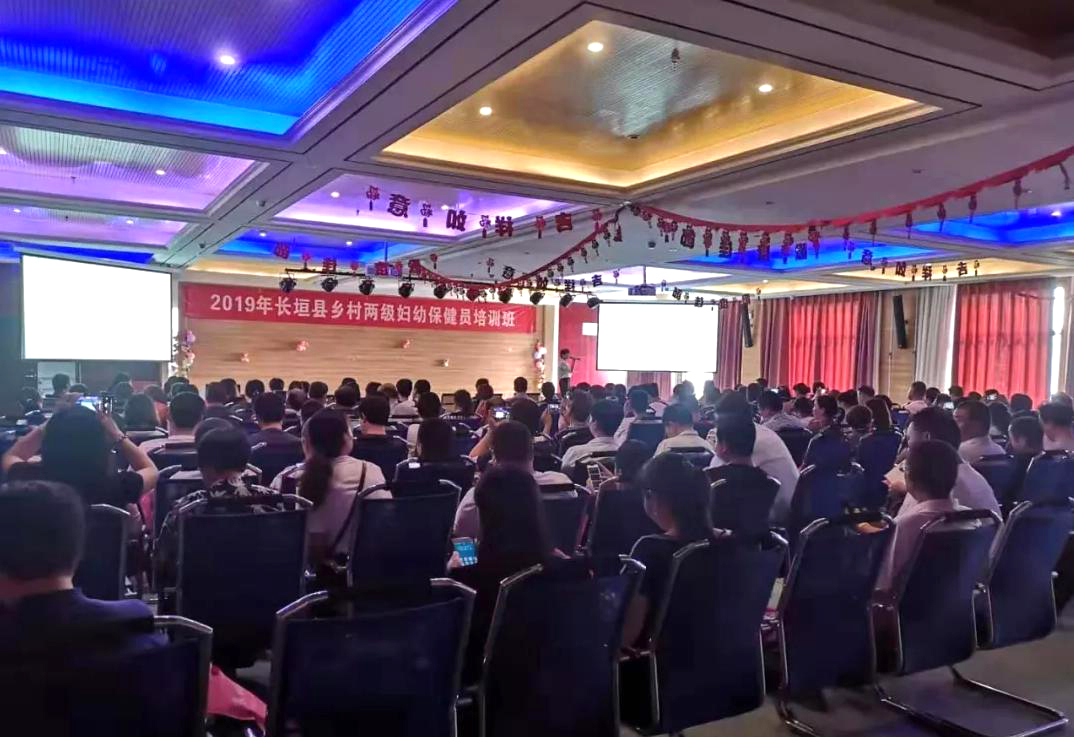 球盟会健康科技为全县优秀妇幼保健员介绍艾灸器具最新发展